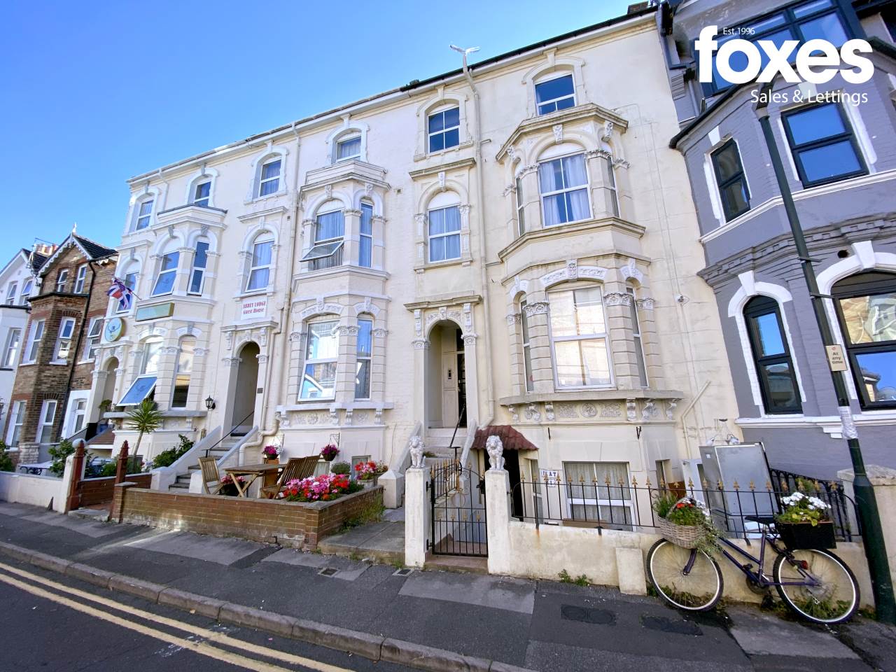 ONE BEDROOM FLAT | SPACIOUS ACCOMMODATION | REQUIRES SOME UPDATING | MINUTES FROM THE BEACH | TOWN CENTRE LOCATION | SHARE OF FREEHOLD